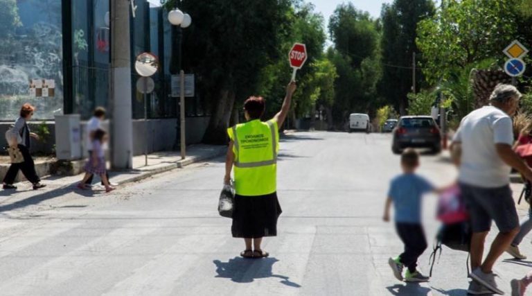 Στις θέσεις τους, έξω από τα σχολεία, οι σχολικοί τροχονόμοι σε Παλλήνη, Γέρακα & Ανθούσα (φωτό)