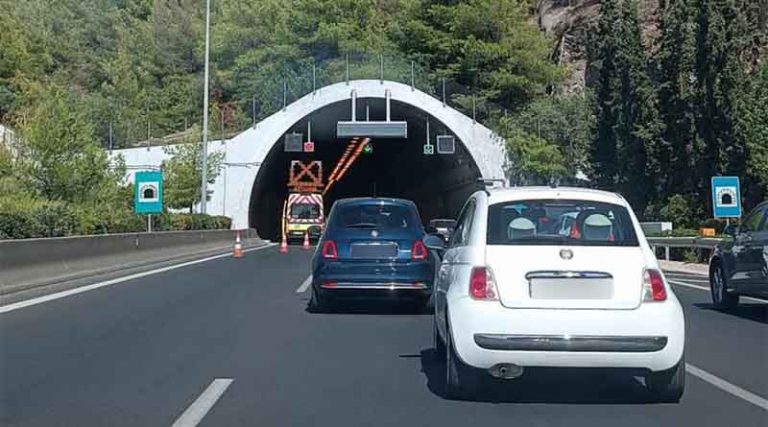 Τροχαίο στην Αττική Οδό μετά τα διόδια της Περιφερειακής Υμηττού – Αποκαθίσταται η κυκλοφορία (φωτό)