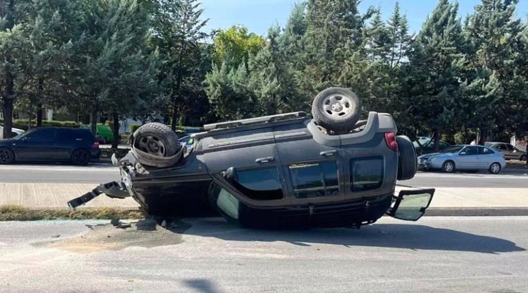 Τζιπ έπεσε πάνω στα προστατευτικά κιγκλιδώματα και βρέθηκε ανάποδα στο οδόστρωμα!