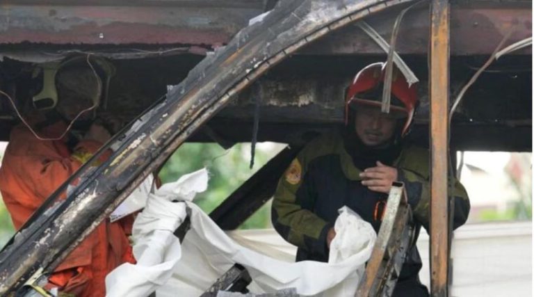 Τραγωδία: Φωτιά σε σχολικό λεωφορείο στην Ταϊλάνδη – Η πρωθυπουργός δηλώνει ότι υπάρχουν αρκετά νεκρά παιδιά