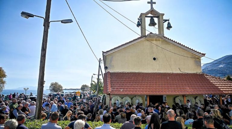 Σε κλίμα οδύνης οι κηδείες των δύο θυμάτων της πυρκαγιάς στην Κορινθία