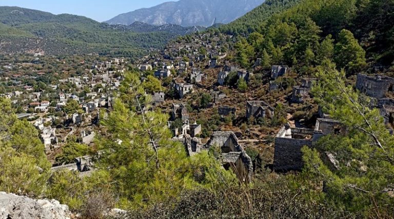 Το Λεβίσσι των Ρωμιών – To μικρασιατικό χωριό σμιλεμένο στο βράχο που προήλθαν οι κάτοικοι της Νέας Μάκρης (φωτό)